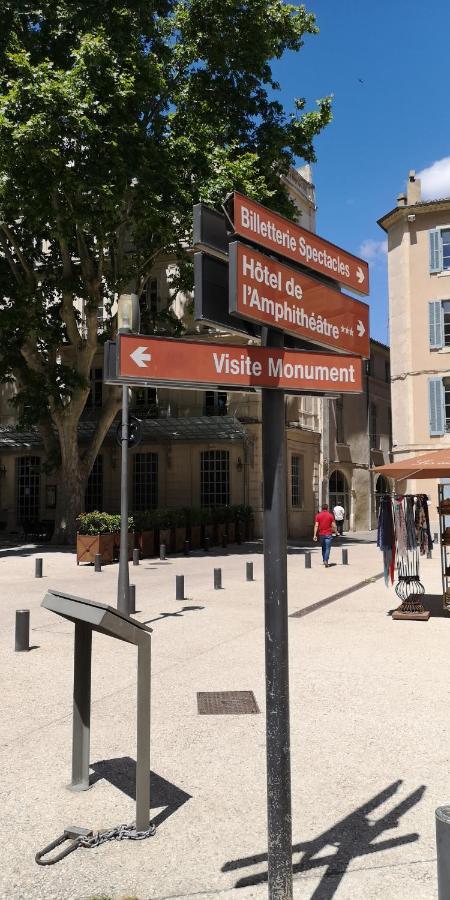 Hotel De L'Amphitheatre Nimes Bagian luar foto
