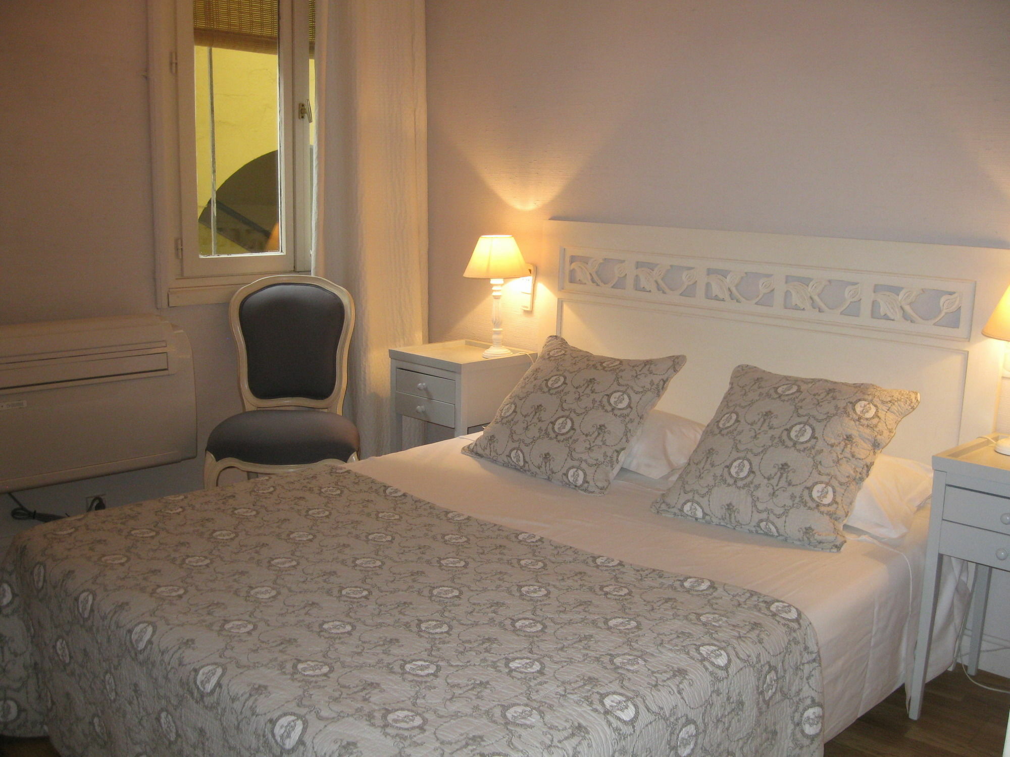Hotel De L'Amphitheatre Nimes Bagian luar foto