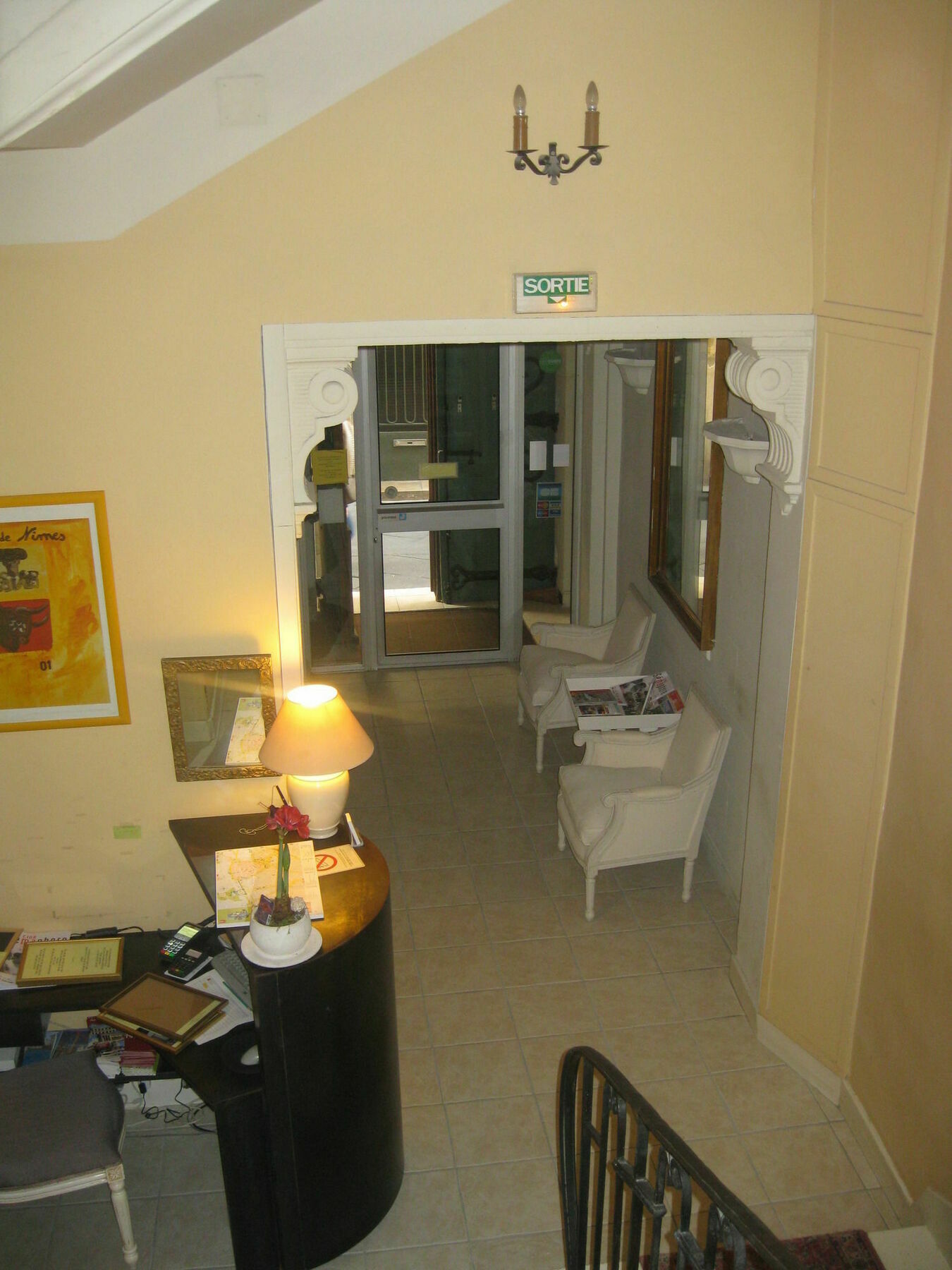 Hotel De L'Amphitheatre Nimes Bagian luar foto